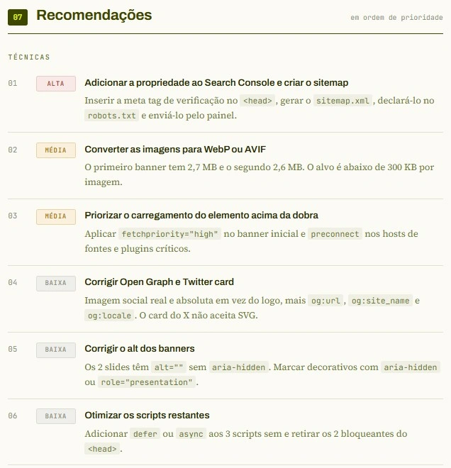 Trecho do relatório de SEO com as recomendações, mostrando a prioridade de cada item e sugestões de como implementar